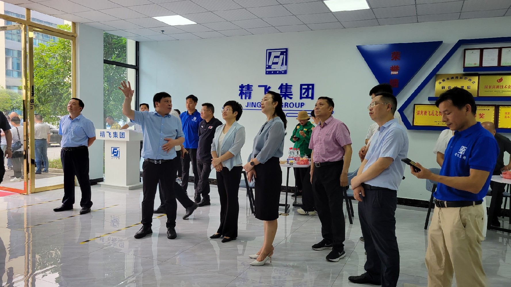 婁底市委常委、副市長(zhǎng)謝學(xué)龍率隊(duì)蒞臨精飛集團(tuán)調(diào)研數(shù)字化轉(zhuǎn)型